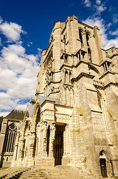 Gevel en klokkentoren van de kathedraal van Chartres in Frankrijk van Dieter Walther