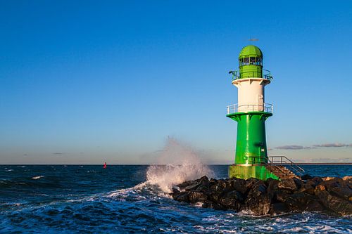 Mole und Molenturm an der Ostseeküste in Warnemünde