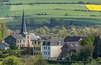 Uitzicht op de kerk van Holset in Zuid-Limburg van John Kreukniet thumbnail