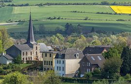 Uitzicht op de kerk van Holset in Zuid-Limburg