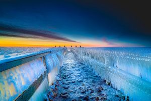 Ice formation on wooden scaffolding by Fotografiecor .nl