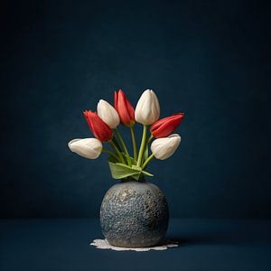 Tulpenstilleben mit Rot, Weiß und Blau