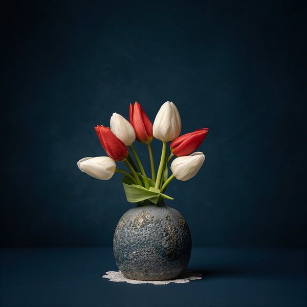 Nature morte de tulipes avec du rouge, du blanc et du bleu par Mariska Vereijken