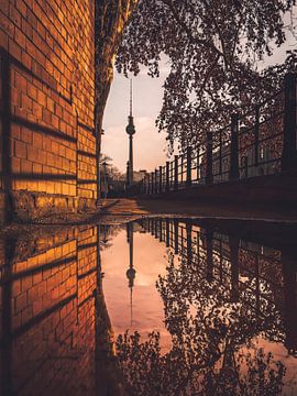 TV Tower reflection van Iman Azizi