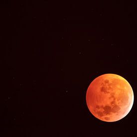 Rode bloedwolf maan in het heelal van Marc Crutzen