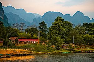 Ein ruhiger Fluss im Herzen von Vang Vieng
