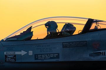 F-16 piloot is klaar voor de avondmissie van KC Photography