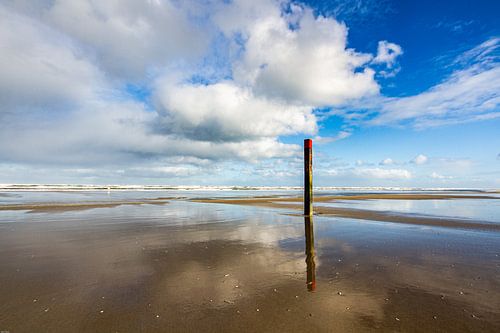 Strandpfosten am Strand von Terschelling von Foto van Anno