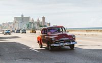 Alter Oldtimer auf dem Boulevard Malecón in Havanna, Kuba