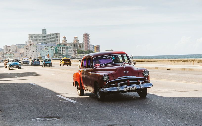 Vieille voiture ancienne sur le boulevard Malecón à La Havane, Cuba par Art Shop West