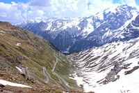 Stelvio Pass in Italië met besneeuwde bergtoppen