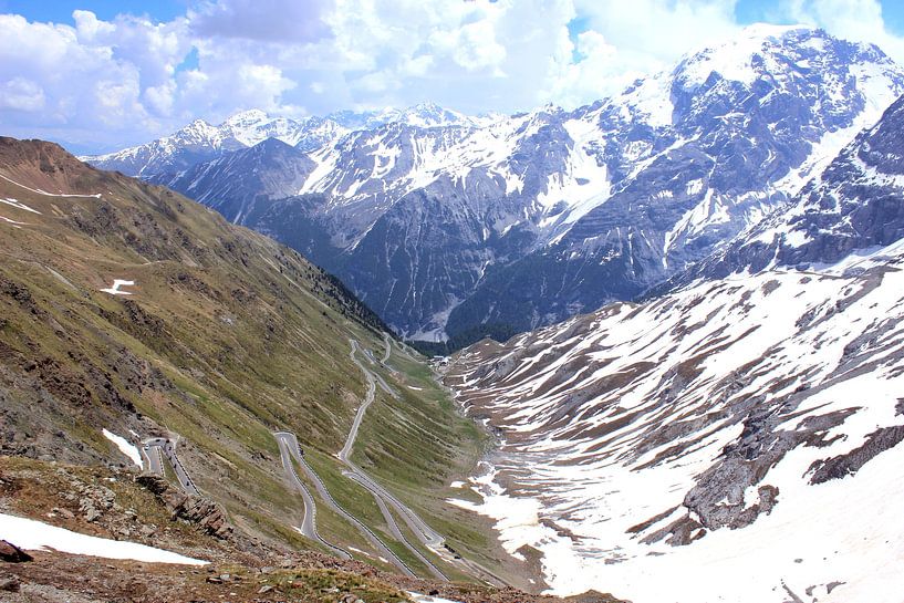 Stelvio Pass in Italy with snowy peaks by Robin Jongerden