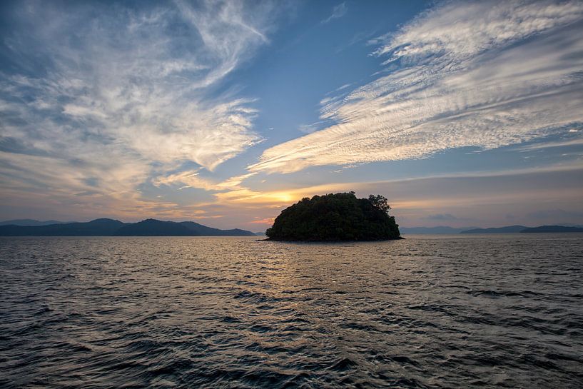 Magnifique coucher de soleil sur la mer d'Andaman, province de Phangnga, Thaïlande par Tjeerd Kruse