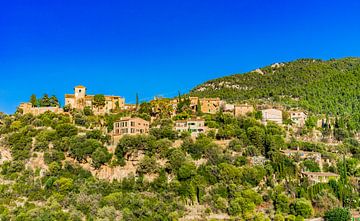 Spanje Mallorca, uitzicht op het historische dorp Deia van Alex Winter