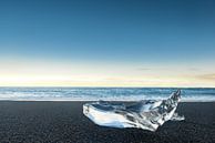 Delicaat stuk ijs aangespoeld op het as strand van Jokulsarlon in IJsland van Sjoerd van der Wal Fotografie thumbnail