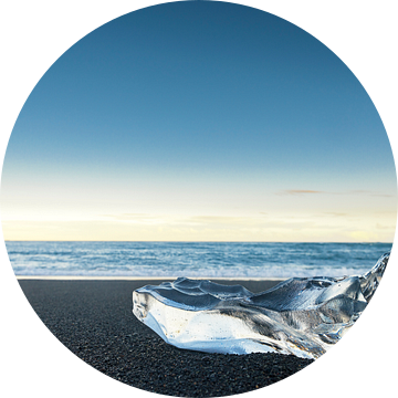 Delicaat stuk ijs aangespoeld op het as strand van Jokulsarlon in IJsland