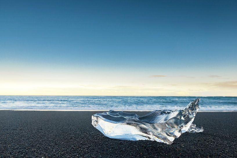 Delicaat stuk ijs aangespoeld op het as strand van Jokulsarlon in IJsland van Sjoerd van der Wal Fotografie
