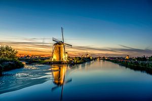 Holländische Windmühle bei Sonnenuntergang @ Kinderdijk von Michael van der Burg