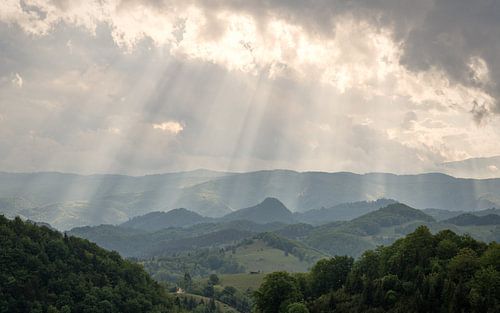 Zonnestralen op bergenlandschap.