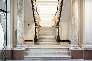 In einem alten Herrenhaus gibt es eine Marmortreppe