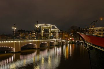 Amsterdam de verlichte Magere Brug over de Amstel