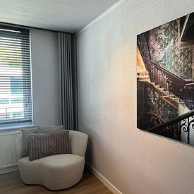Klantfoto: Trap in Verlaten Boerderij. van Roman Robroek - Foto's van Verlaten Gebouwen, als ArtFrame