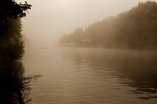 Twentekanal mit Ruderern im Nebel