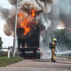 Uitslaande vrachtwagenbrand A28 Putten van Damian Ruitenga