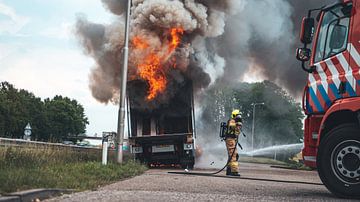 Uitslaande vrachtwagenbrand A28 Putten van Damian Ruitenga