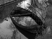 Zwart wit foto van een verlaten roeiboot van Dick de Vries thumbnail