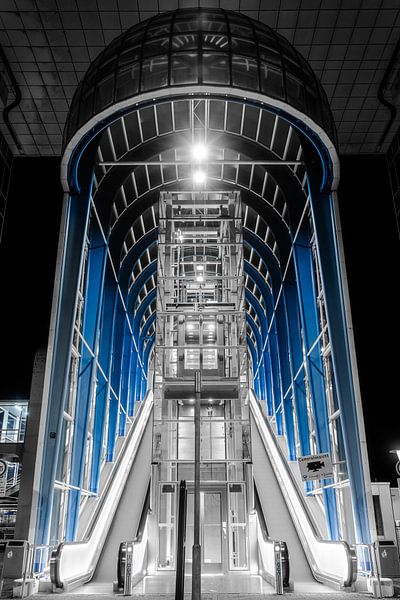 The Nelson Mandela Bridge in Zoetermeer in the evening. by Marcel van den Bos