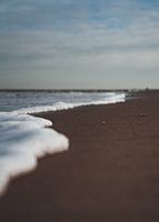 Waterlijn op het strand.
