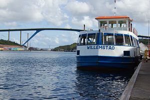 Boot für die Queen Juliana Bridge auf Curaçao