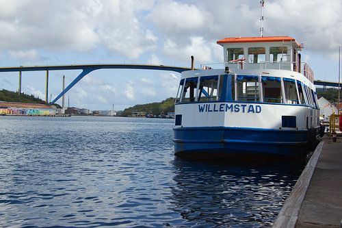 Willemstad, Curacao - schip voor Julianabrug