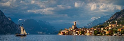 Panorama van Malcesine aan het Gardameer, Italië