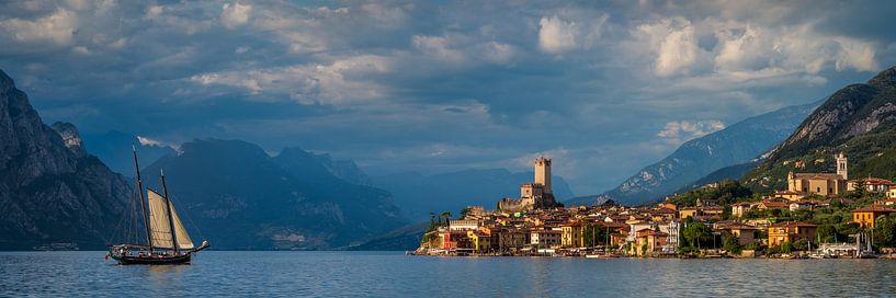 Panorama van Malcesine aan het Gardameer, Italië van Michael Abid