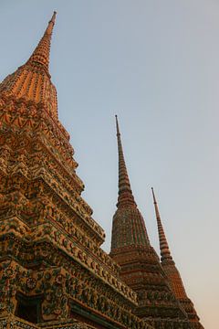 Eerste blik op Wat Pho tempel van drie stoepa's op een rij. van kall3bu