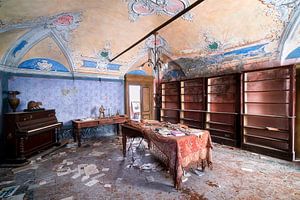 Salon en décomposition. sur Roman Robroek - Photos de bâtiments abandonnés
