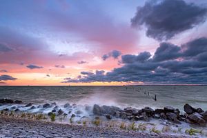 Stormachtig IJsselmeer na zonsondergang van Mark Scheper