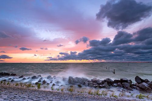 Stormachtig IJsselmeer na zonsondergang