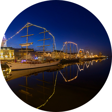 Skyline van de Hanzestad Kampen aan de rivier de IJssel in de avond van Sjoerd van der Wal Fotografie