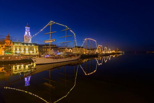 Skyline van de Hanzestad Kampen aan de rivier de IJssel in de avond