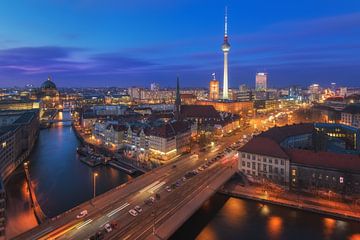 De skyline van Berlijn op het blauwe uur van Jean Claude Castor