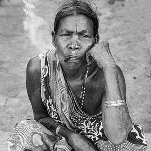 Adivasi-Frau mit Zigarre