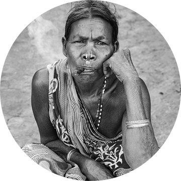 Adivasi vrouw met sigaar van Affect Fotografie
