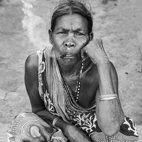 Adivasi vrouw met sigaar