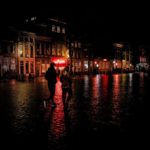 Rode reflecties in de nacht