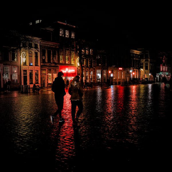 Rote Reflektionen in der Nacht von Photoharald