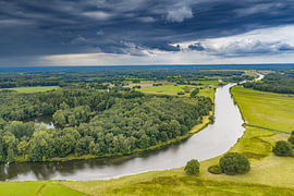 Die Landschaft entlang der Vecht an einem Sommertag mit dunklen Gewitterwolken von Sjoerd van der Wal Fotografie
