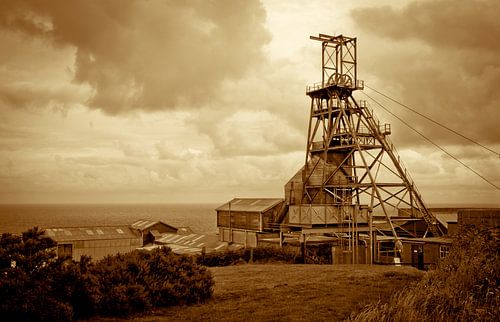Verlaten mijnbouw stadje aan zee in Cornwall, Engeland